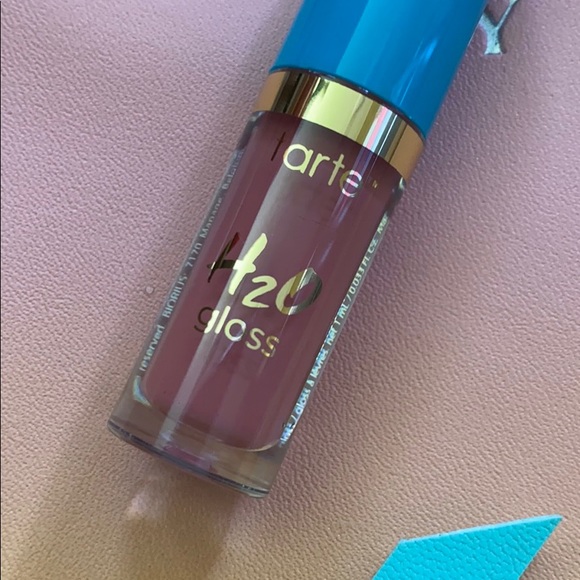 2 Makeup bags w/ never used mini lip gloss - Picture 3 of 4